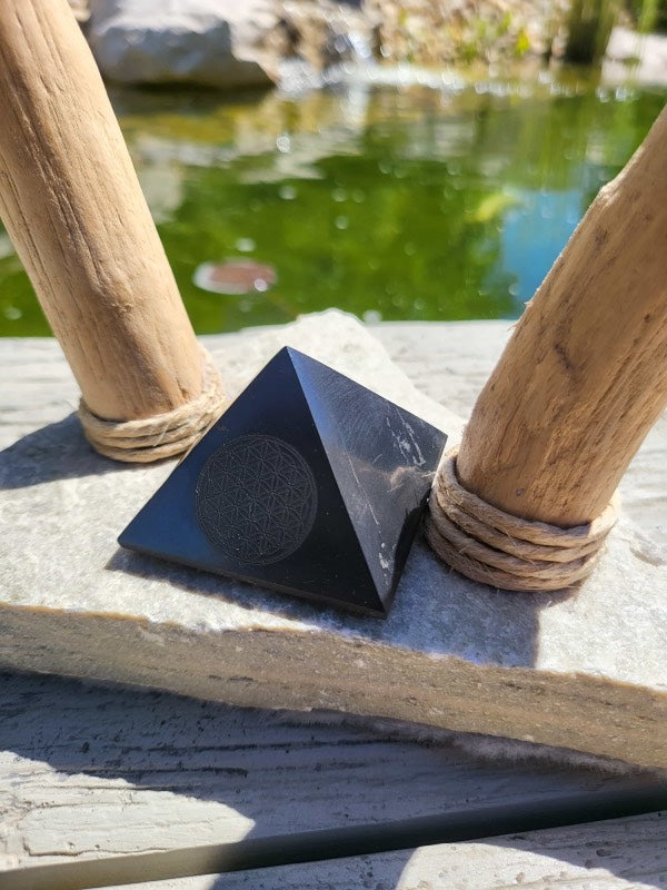 Shungite pyramide gravée fleur de vie - Protection des énergies et pollutions électromagnétiques - purification environnement