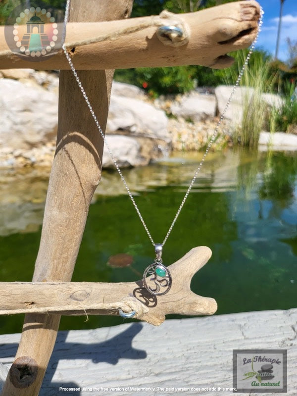 Pendentif OM orné d’émeraude – Guérison – prospérité – paix intérieure